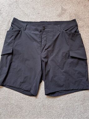 Mens Lululemon 9” Utility Cargo Shorts Size 38 Black Like New